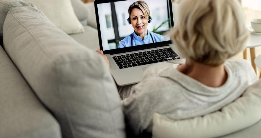 paciente a realizar teleconsulta médica a partir de casa paciente a realizar teleconsulta médica a partir de casa
